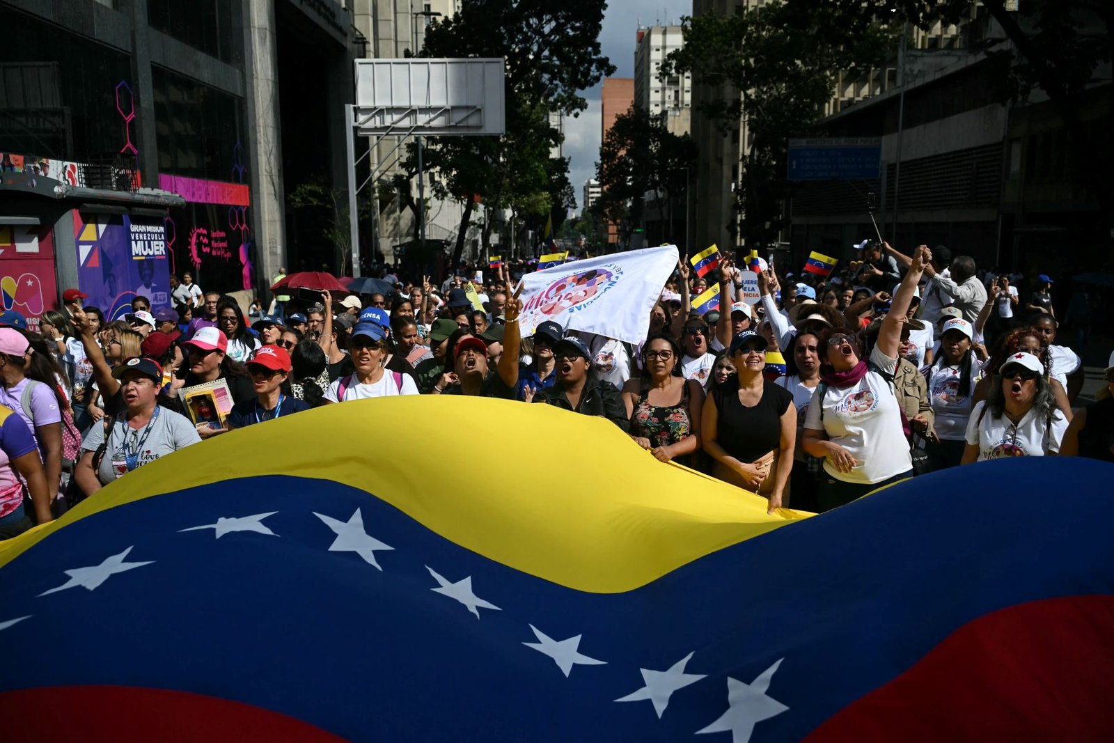 07venezuela-scene-video-cover-jgqb-threeByTwoLargeAt2X