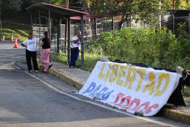 Familiares de presos políticos esperan frente a El Rodeo I en Venezuela