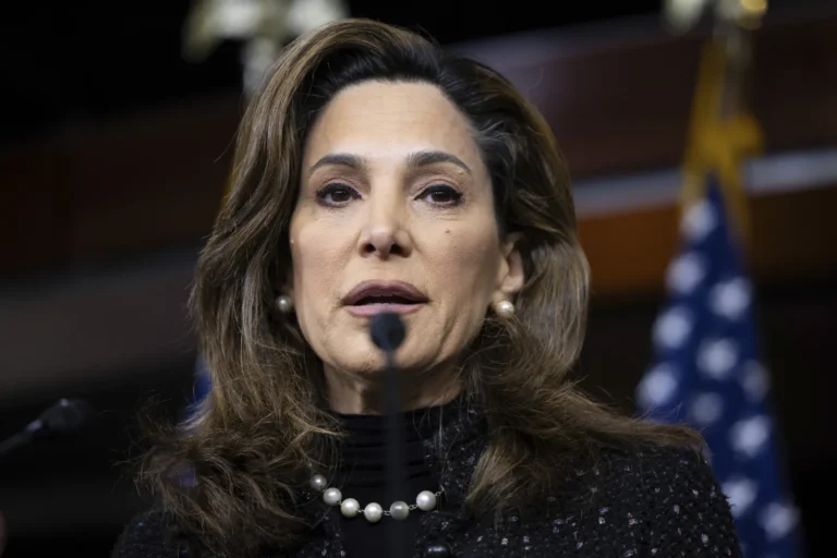 En el limbo migratorio, Congresista María Elvira Salazar aboga por más de 500 mil venezolanos en EEUU