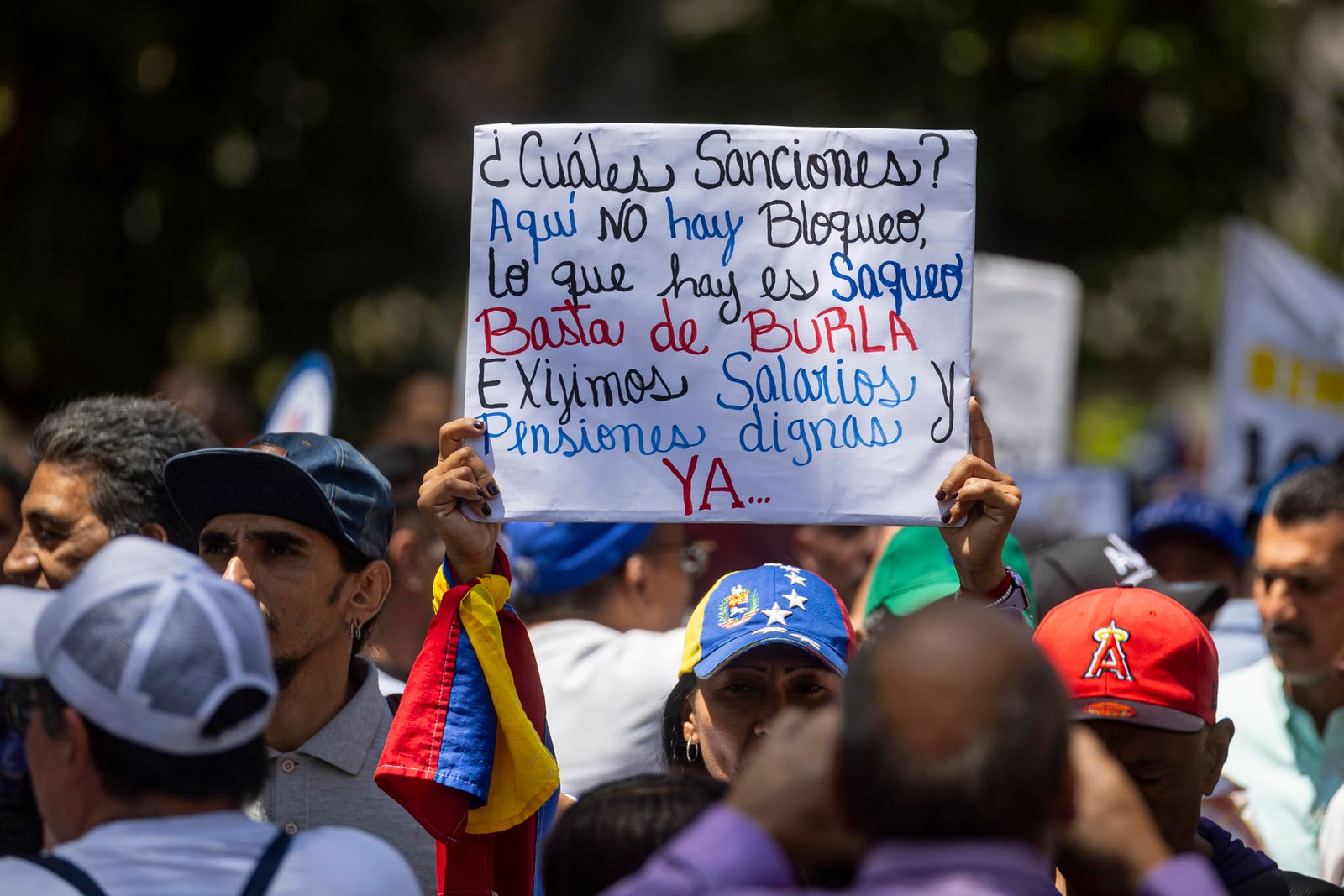 Trabajadores venezolanos protestan por salarios y convocan marcha a sede del Ejecutivo