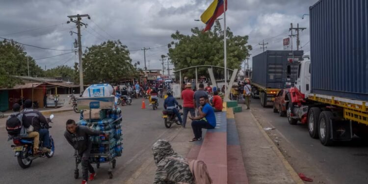 Comerciantes-en-Paraguachon-frontera-entre-Colombia-y-Venezuela-el-8-de-marzo-de-2023.-Santiago-Mesa-750x375