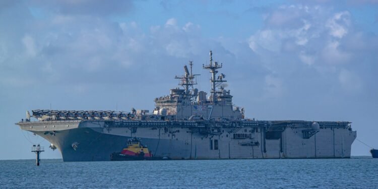 El-buque-de-asalto-anfibio-USS-Iwo-Jima-@MichaelBonet8-X-750x375