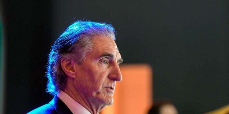 El-secretario-de-Interior-de-EEUU-Doug-Burgum.-CERAWeek-by-SP-Global-750x375