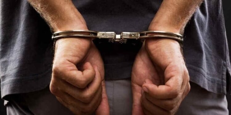 Esposas-arresto-detenido-750x375