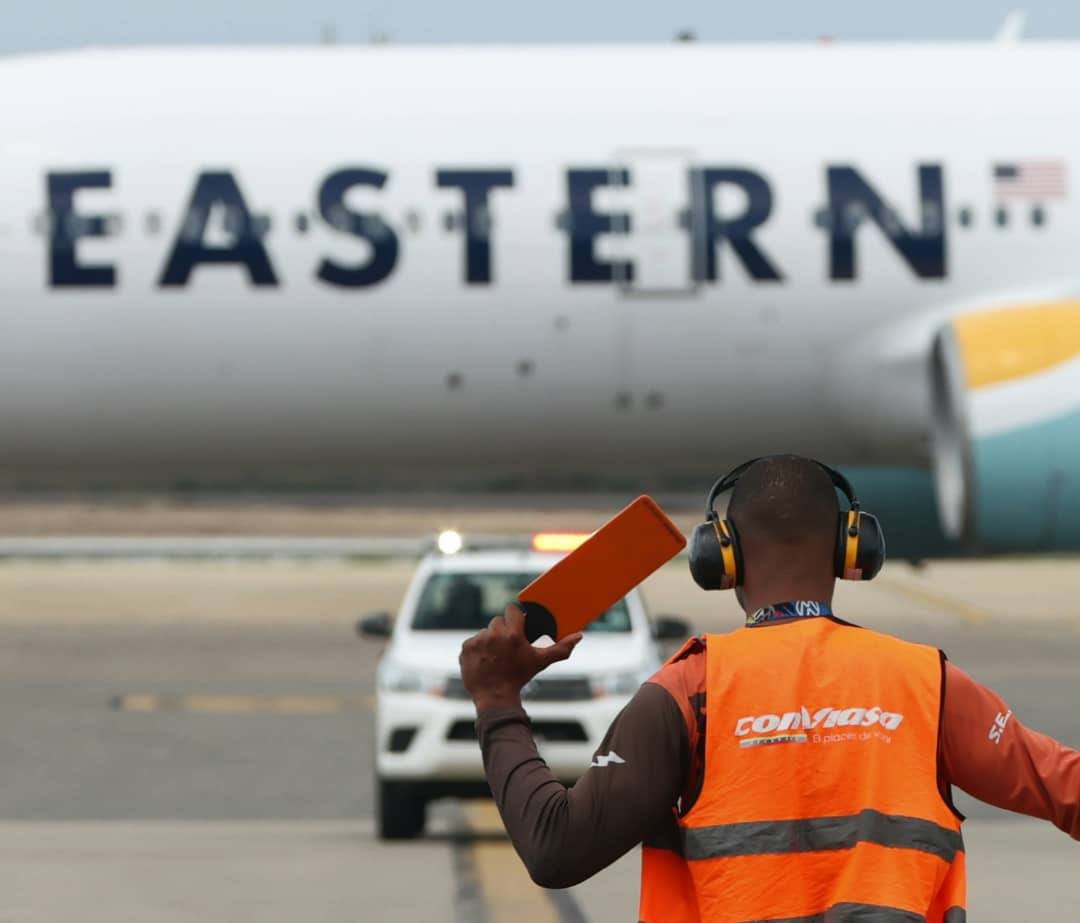 avion-de-la-aerolinea-Eastern-con-migrantes-venezolanos-deportados