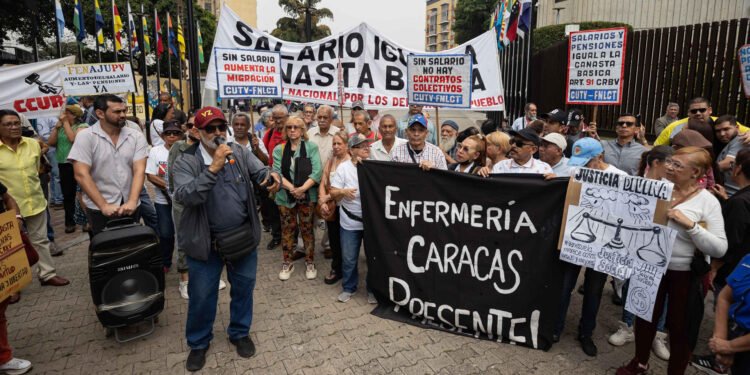 NO CREEN EN PAÑITOS DE AGUA TIBIA | Docentes, gremios y jubilados protestaron en el TSJ por un mejor salario