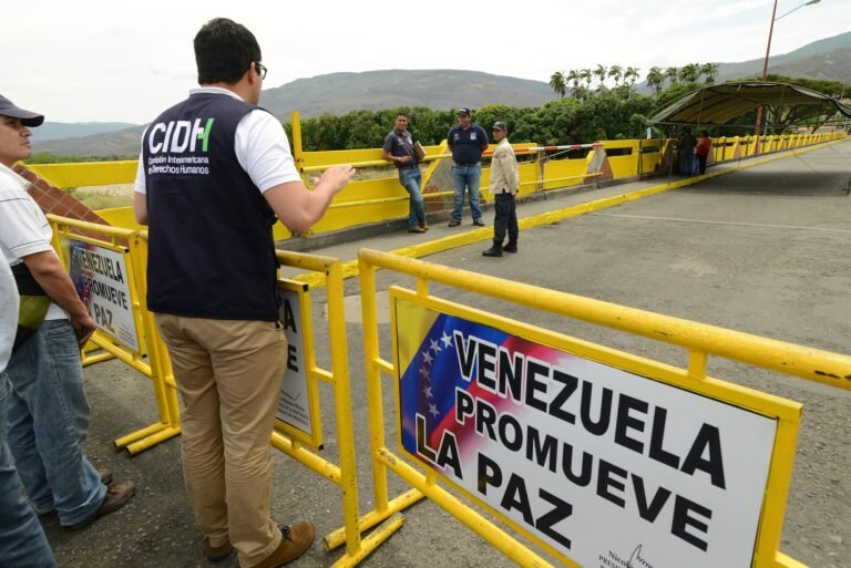CIDH_at_Colombia-Venezuela_border_4