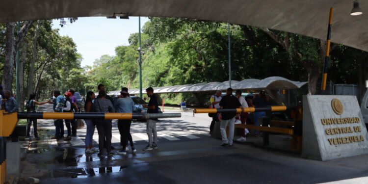 Trabajadores-universitarios-convocan-protestas-en-octubre-Mairet-Chourio-4-780x520-1-750x375