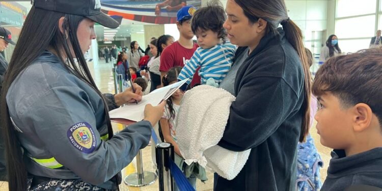 “Vuelta a la Patria” | Llegan 190 migrantes venezolanos repatriados desde EEUU