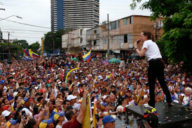 "Delcy Rodríguez se va, eso no está en duda", afirma Machado ante venezolanos en Panamá