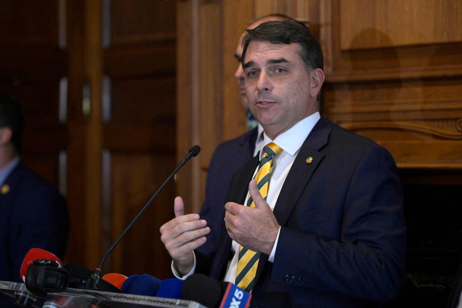 Flávio Bolsonaro promete a Trump adherirse a la alianza Escudo de las Américas si gana