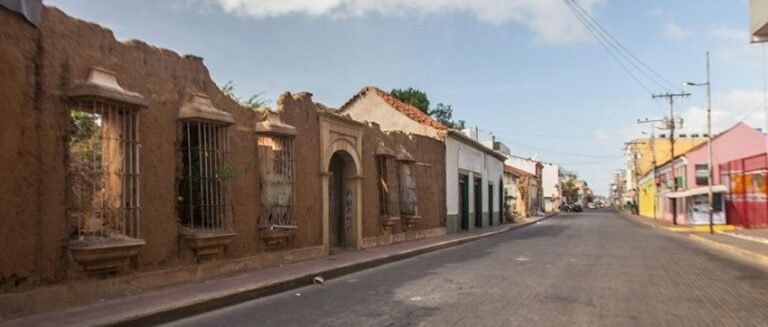 restos-de-casa-colonial-en-la-calle-falcc3b3n-entre-av-manaure-y-calle-toledo-frente-al-consejo-legislativo-de-coro-foto-fc
