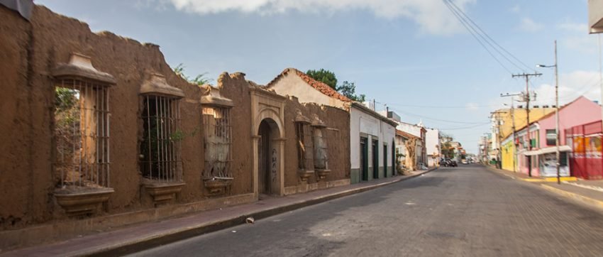 restos-de-casa-colonial-en-la-calle-falcc3b3n-entre-av-manaure-y-calle-toledo-frente-al-consejo-legislativo-de-coro-foto-fc