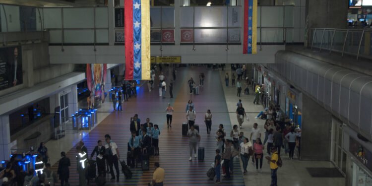 Aeropuerto-Internacional-de-Maiquetia-scaled-1-750x375