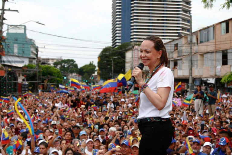 "Delcy Rodríguez se va, eso no está en duda", afirma Machado ante venezolanos en Panamá