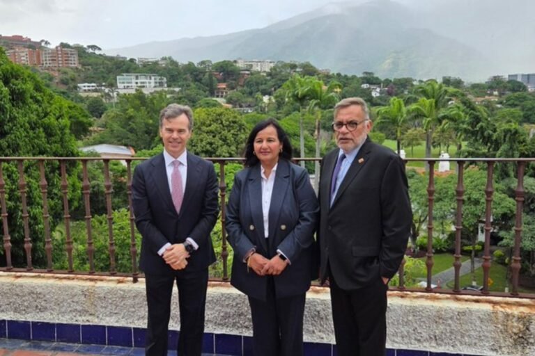 john-barrett-dinorah-figuera