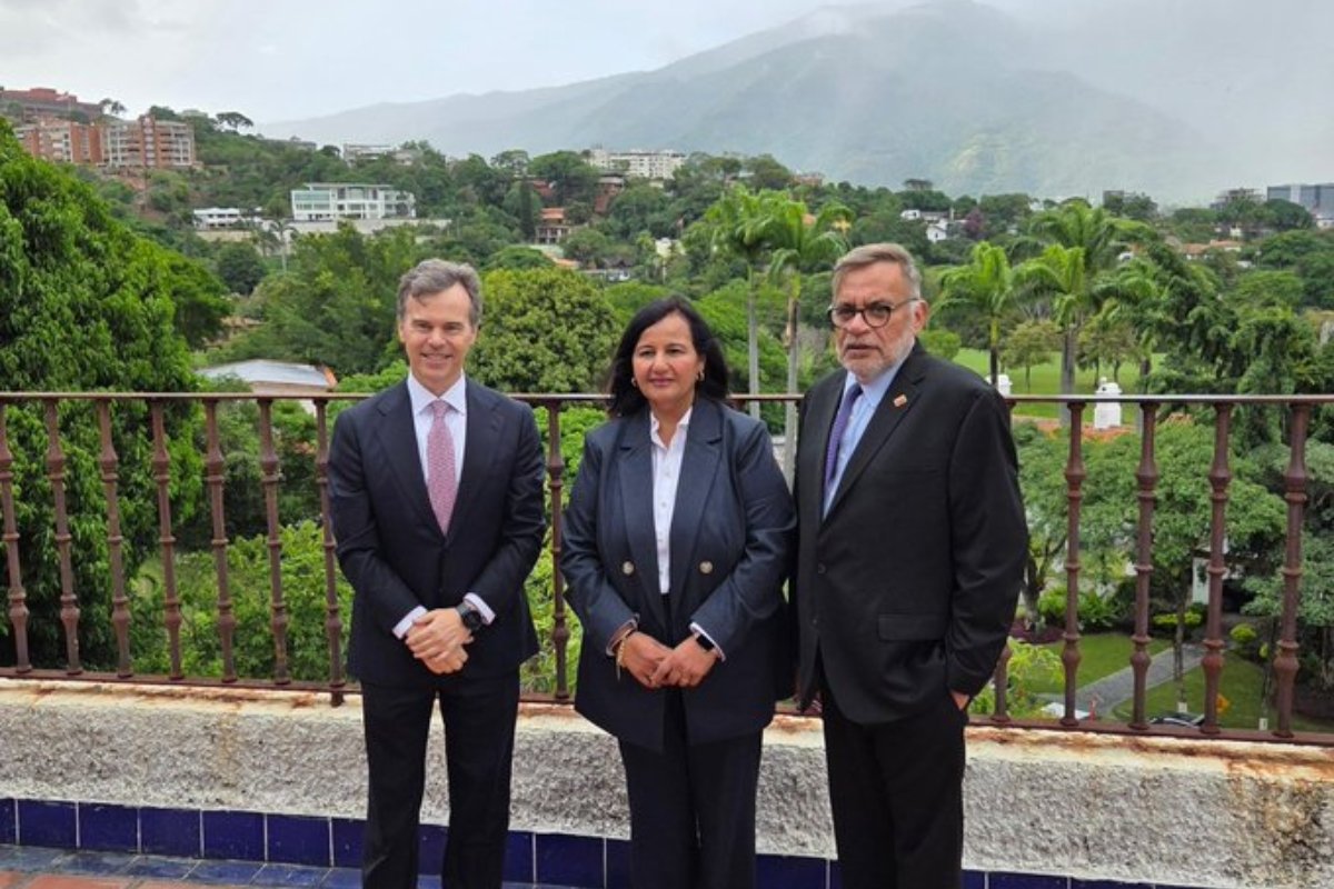john-barrett-dinorah-figuera
