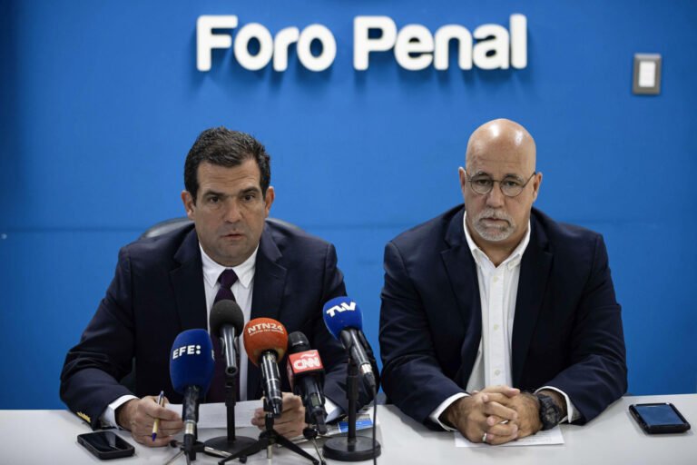 Directivos de Foro Penal hablan en rueda de prensa en Venezuela