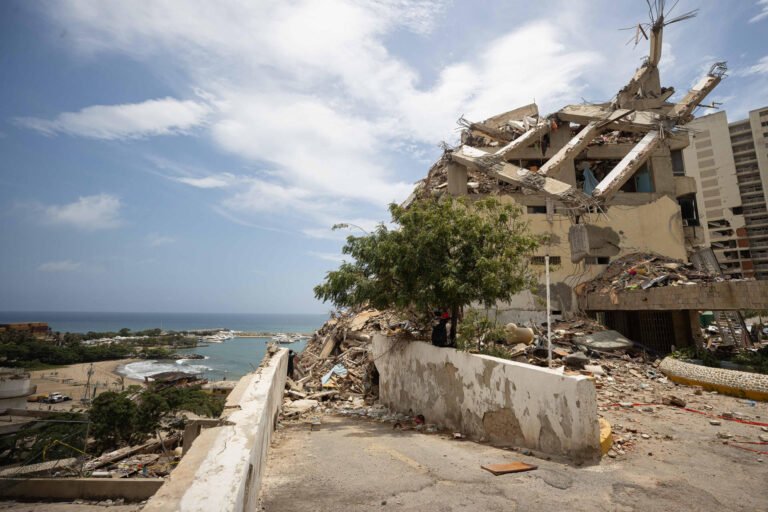 Familias piden no demoler los edificios sin sacar los cuerpos tras terremoto en Venezuela