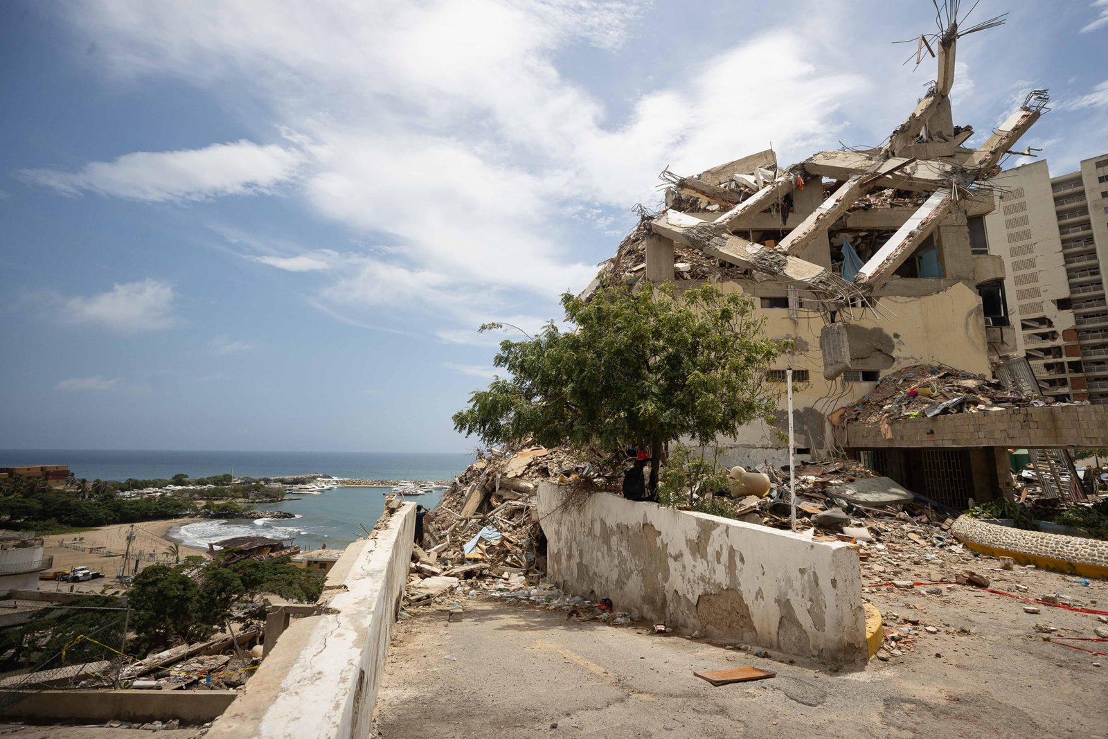 Familias piden no demoler los edificios sin sacar los cuerpos tras terremoto en Venezuela
