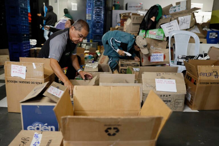 Donaciones y voluntarios se concentran en Bogotá para seguir enviando ayudas a Venezuela