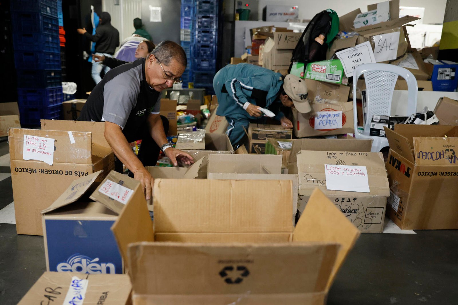 Donaciones y voluntarios se concentran en Bogotá para seguir enviando ayudas a Venezuela