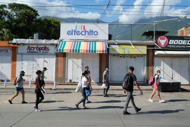 Comerciantes en La Guaira reabren entre la tragedia del terremoto para salvar sus negocios