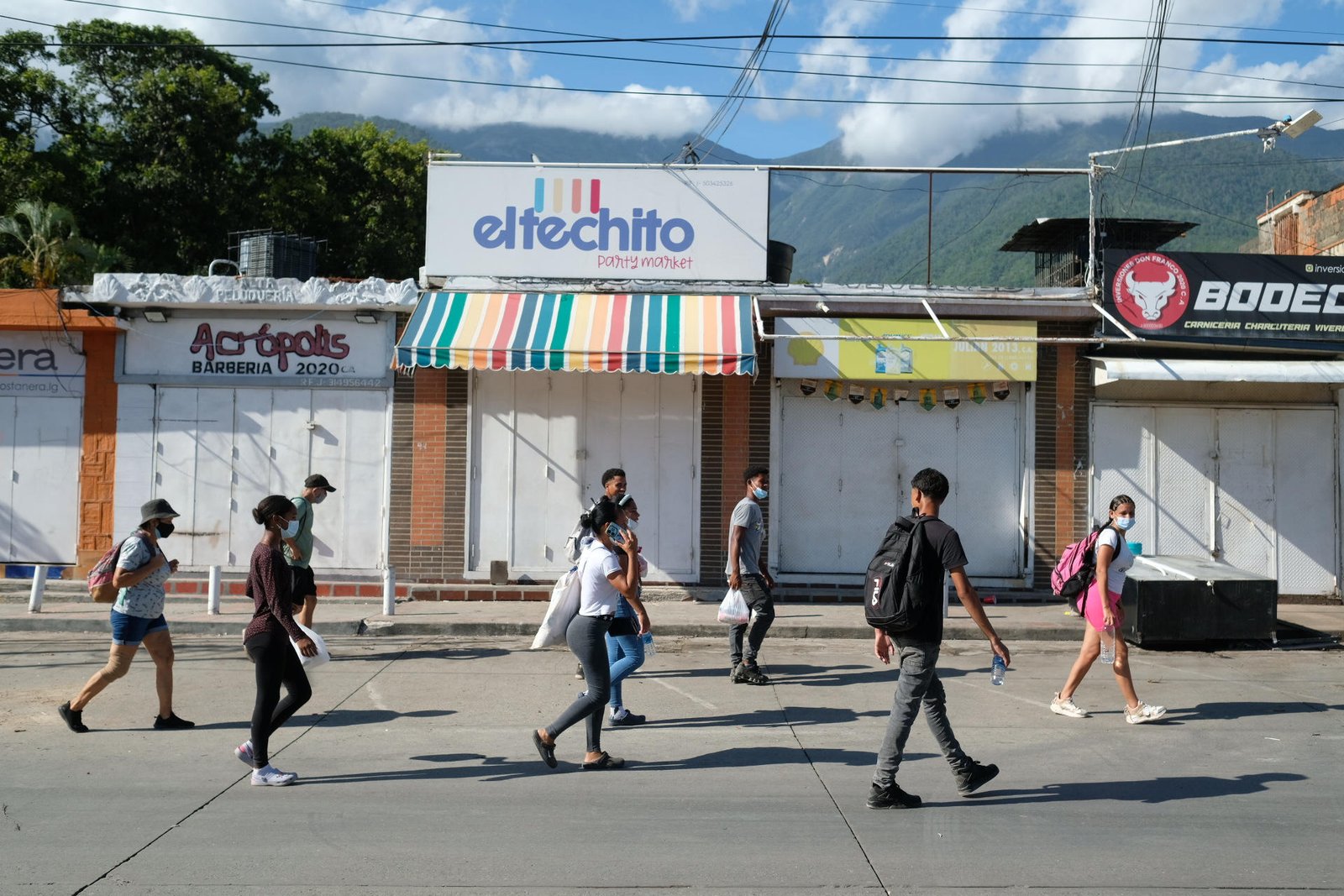 Comerciantes en La Guaira reabren entre la tragedia del terremoto para salvar sus negocios