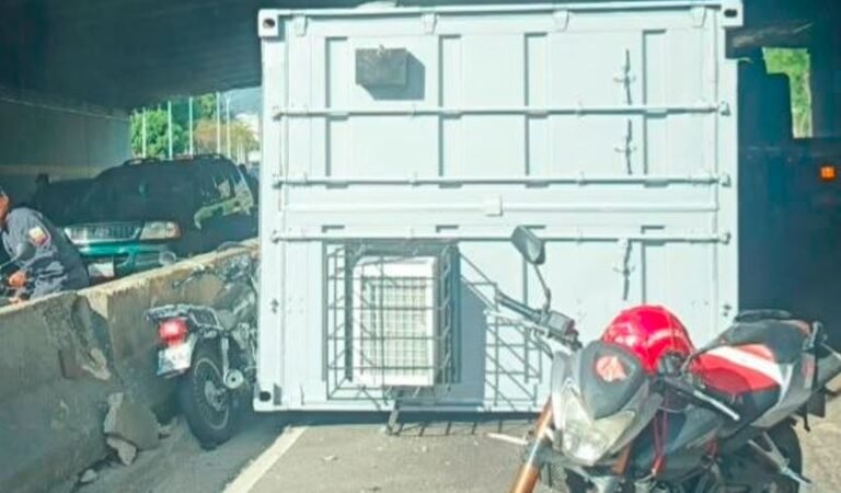 camion-volcado-autopista