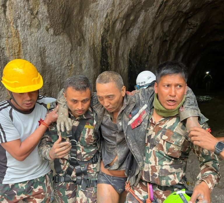 Rescate de un trabajador en un tunel tras las inundaciones