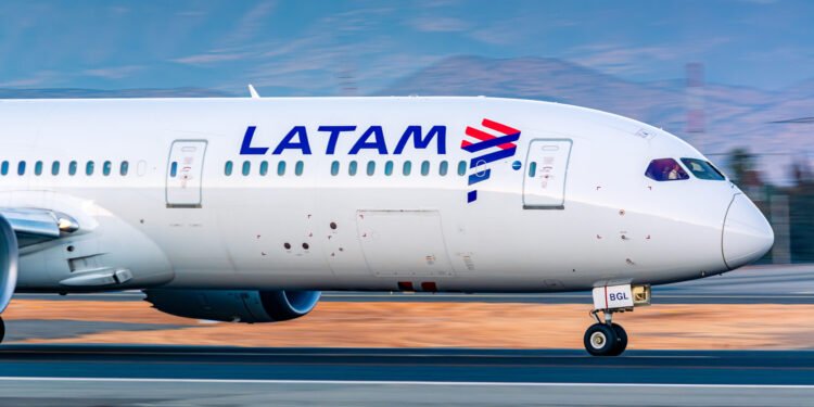 058-LATAM-Boeing-787-9-CC-BGL-SCL-Simon-Blaise-scaled-1-750x375