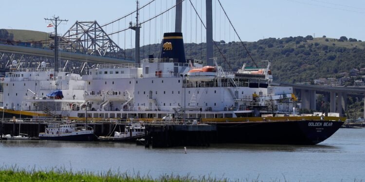 08dc-boat-deport-01-ckzh-superJumbo-750x375