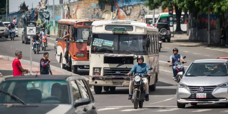 Transporte-publico-bus-en-Caracas-El-Diario-by-Jose-Daniel-Ramos13.jpg-750x375